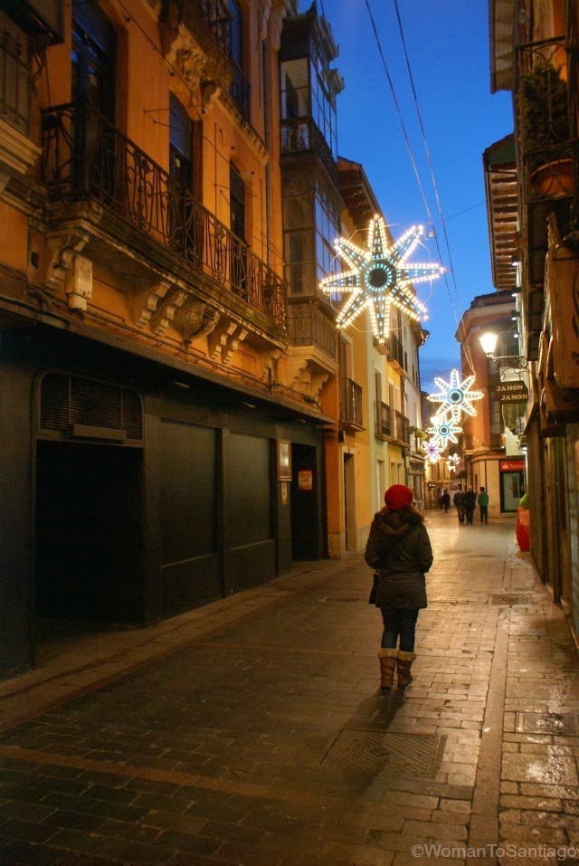 foto de callejuela con luces de navidad