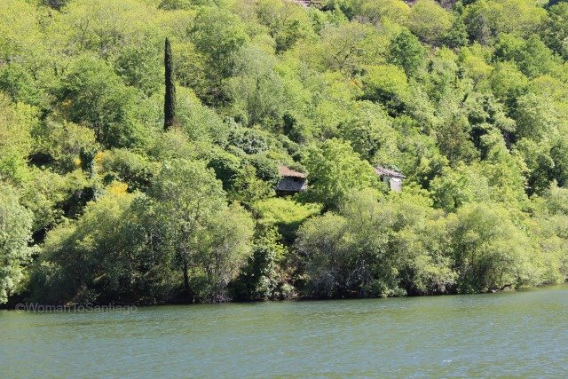 casas-orilla-rio-sil foto de orilla del rio