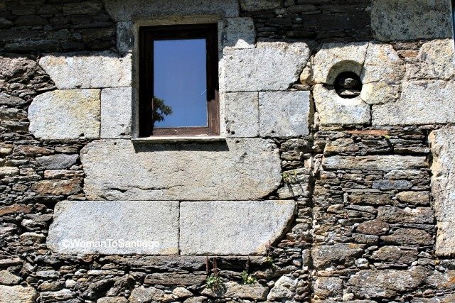 camino-frances-taller-del-camino-womantosantiago-ventana-albergue