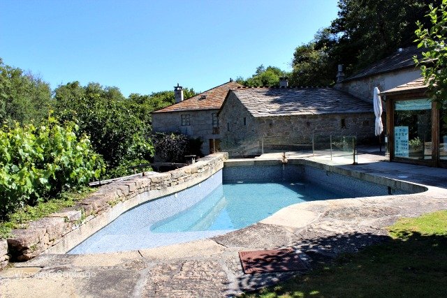 fervenza-casa-rural-lugo-galicia-piscina-womantosantiago