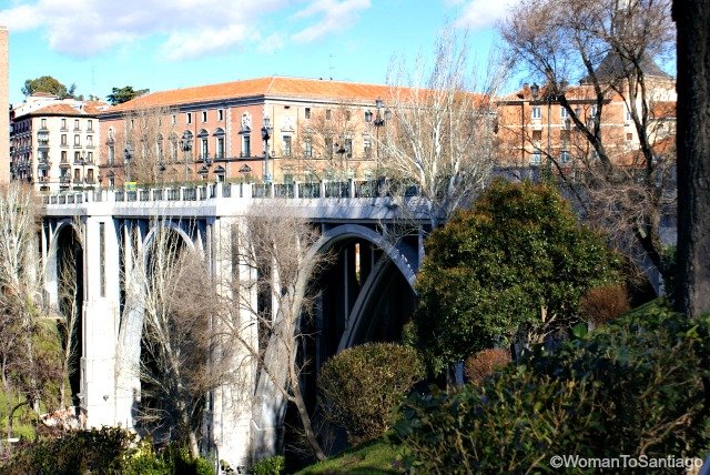 foto del puente segovia en madrid