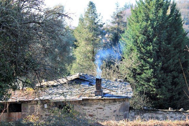 foto de una casa con chimenea