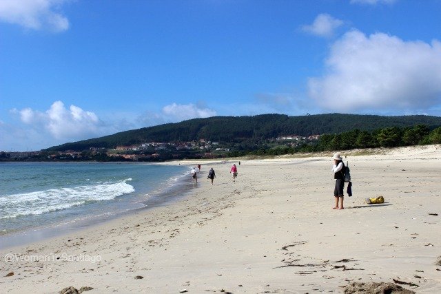 camino-de-santiago foto de peregrinos en la playa