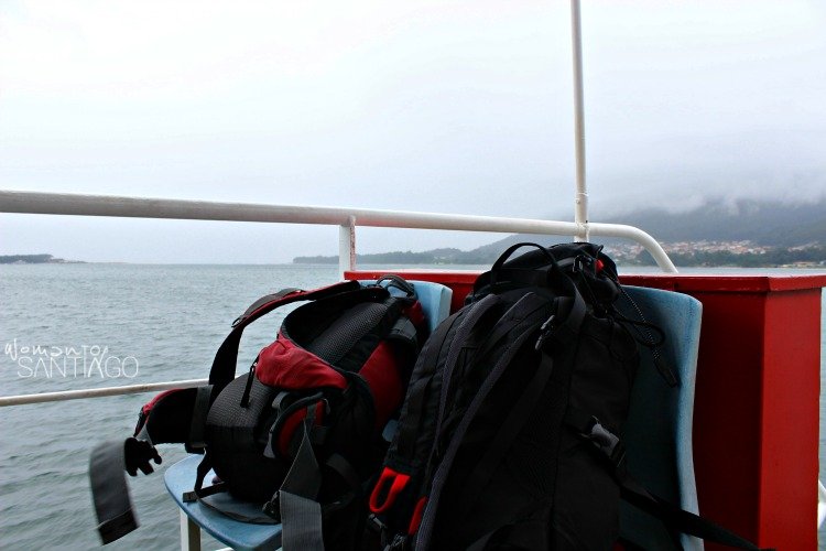 foto de mochila en ferry mochilas-camino-de-santiago-portugues-costa