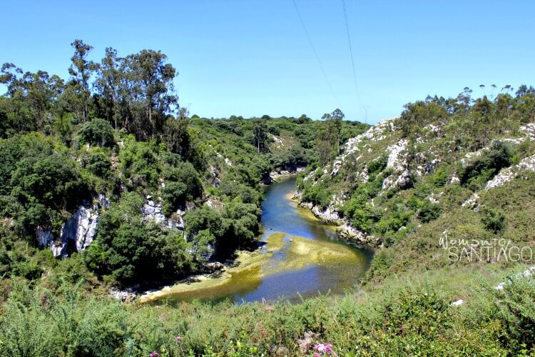 río entre dos montañas