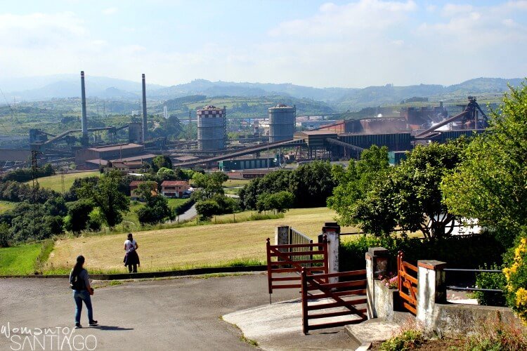 paisaje de Galicia con fábricas en el fondo