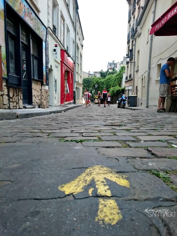 foto de flecha amarilla en una calle de parís