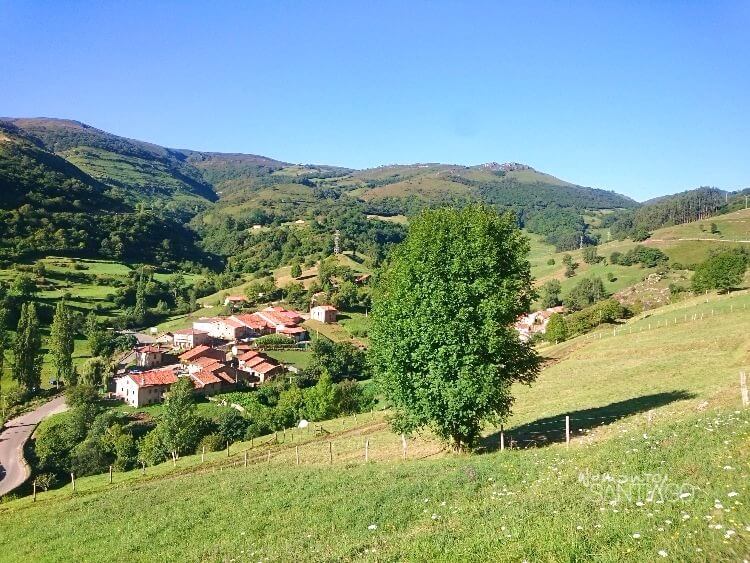 paisaje precioso verde con casas de lafuente