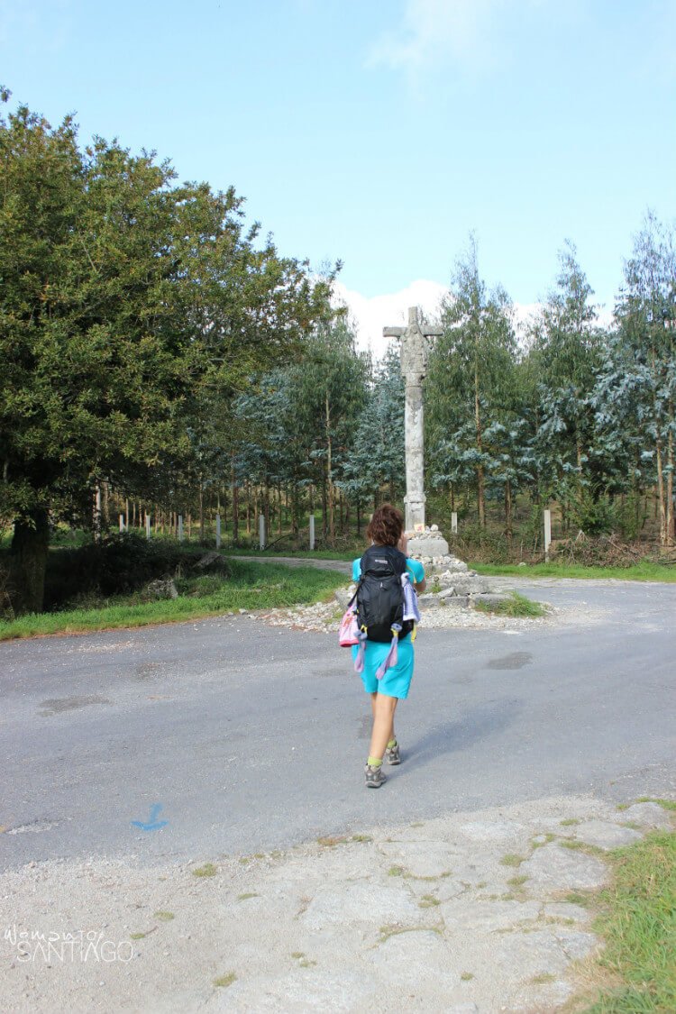 ruta de Camino de Santiago hacia finisterra y muxia Noelia caminando