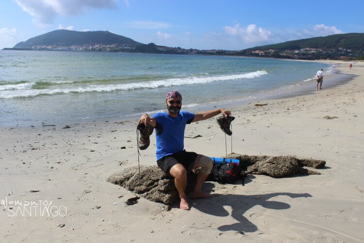finisterra juanan posando con un paisaje de playa detrás