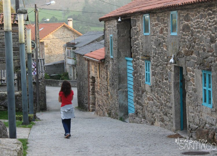 Noelia caminando por Olveiroa
