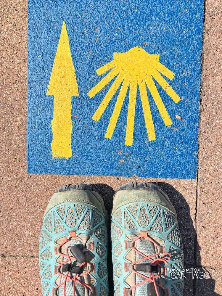 Camino de santiago pintado en el suelo
