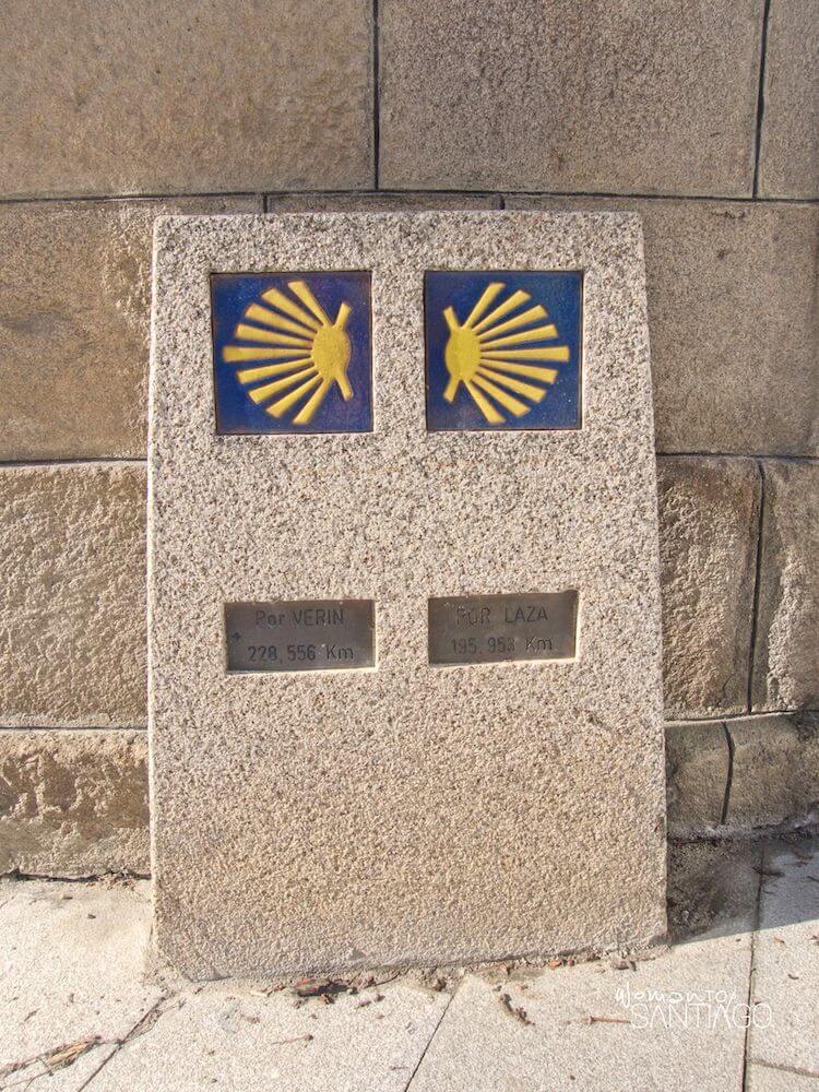 Mojón del Camino de Santiago Mojón que señala las variantes de Verín y Laza