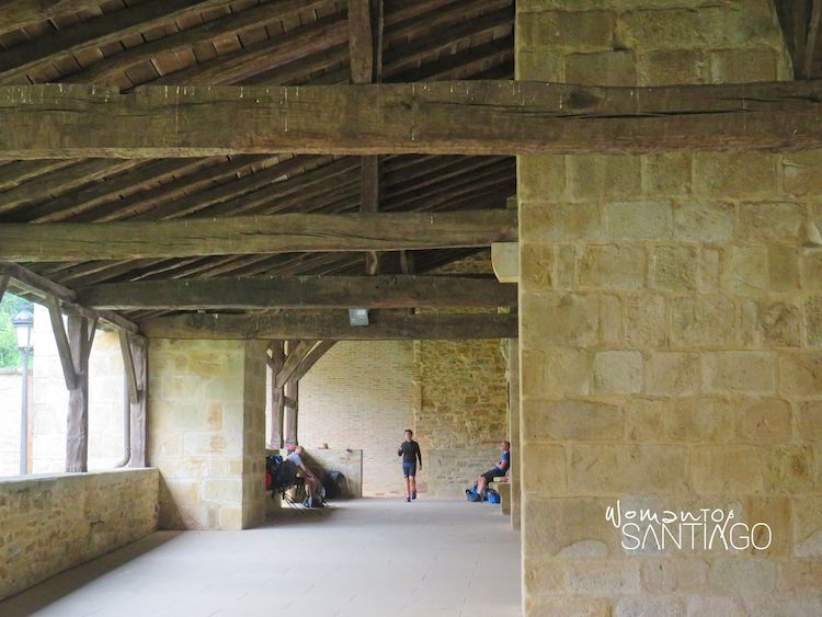 Peregrinos bajo el pórtico del monasterio de Cenarruza