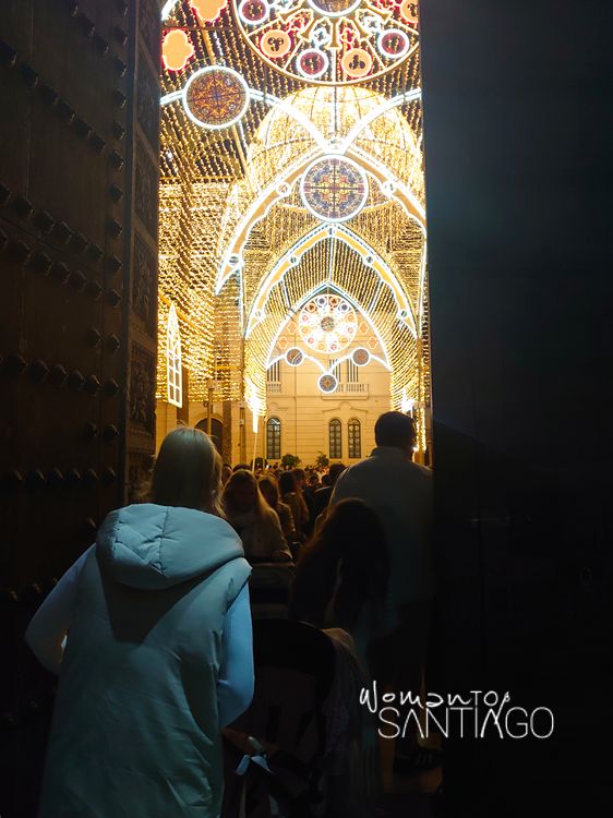 Personas saliendo de la Catedral de Almería para ver la catedral de luces de Navidad