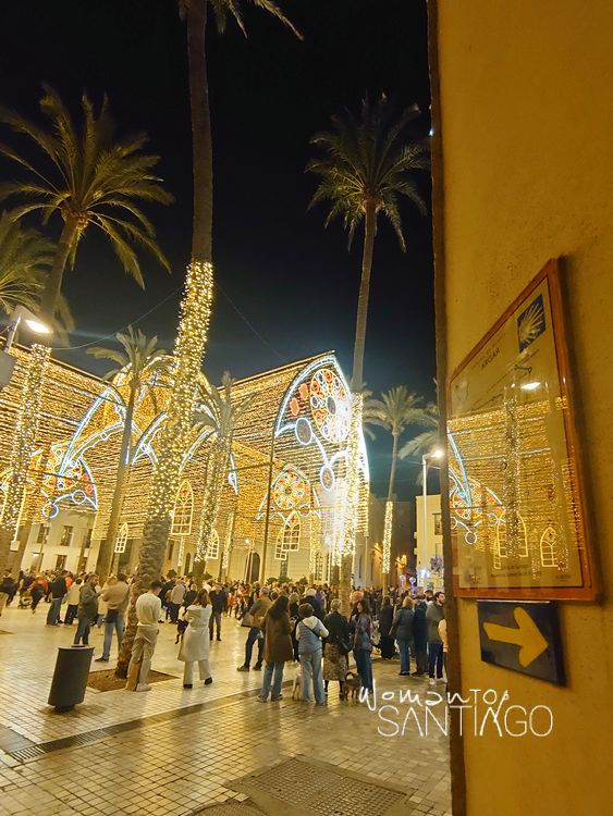 Plaza con luces de Navidad en Almería