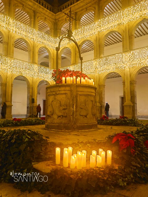Claustro interior iluminado con velas y luces de Navidad en la Catedral de Almería