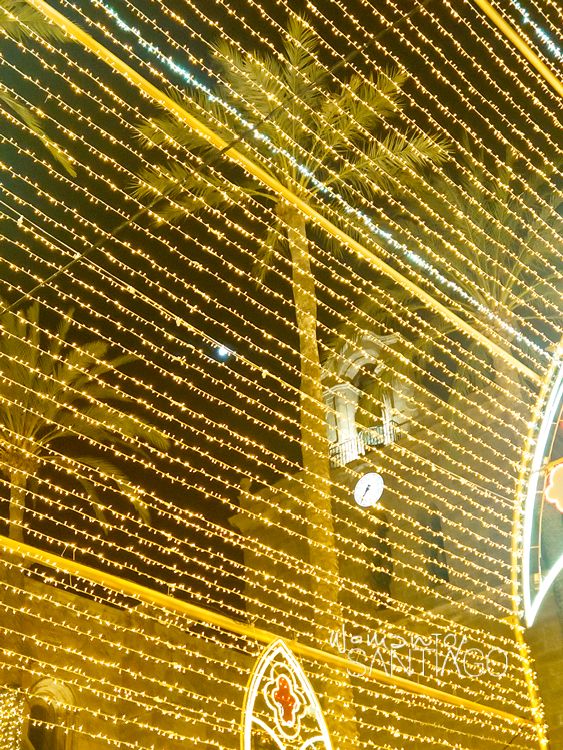 Fachada de la Catedral de Almería a través de las luces navideñas